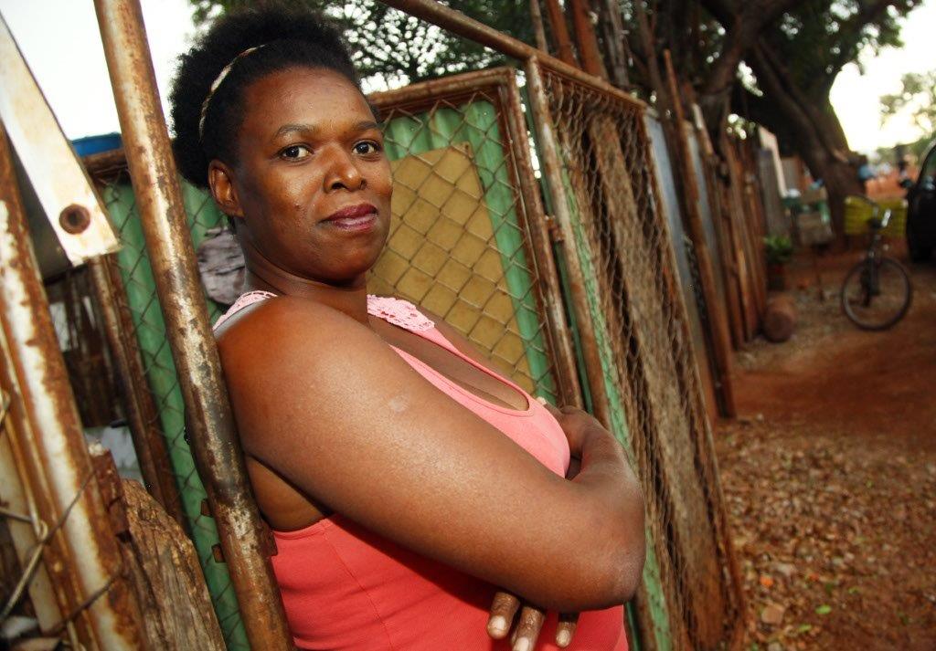 Márcia, líder comunitária, na porta de sua casa em Ribeirão Preto Foto: Pierre Duarte