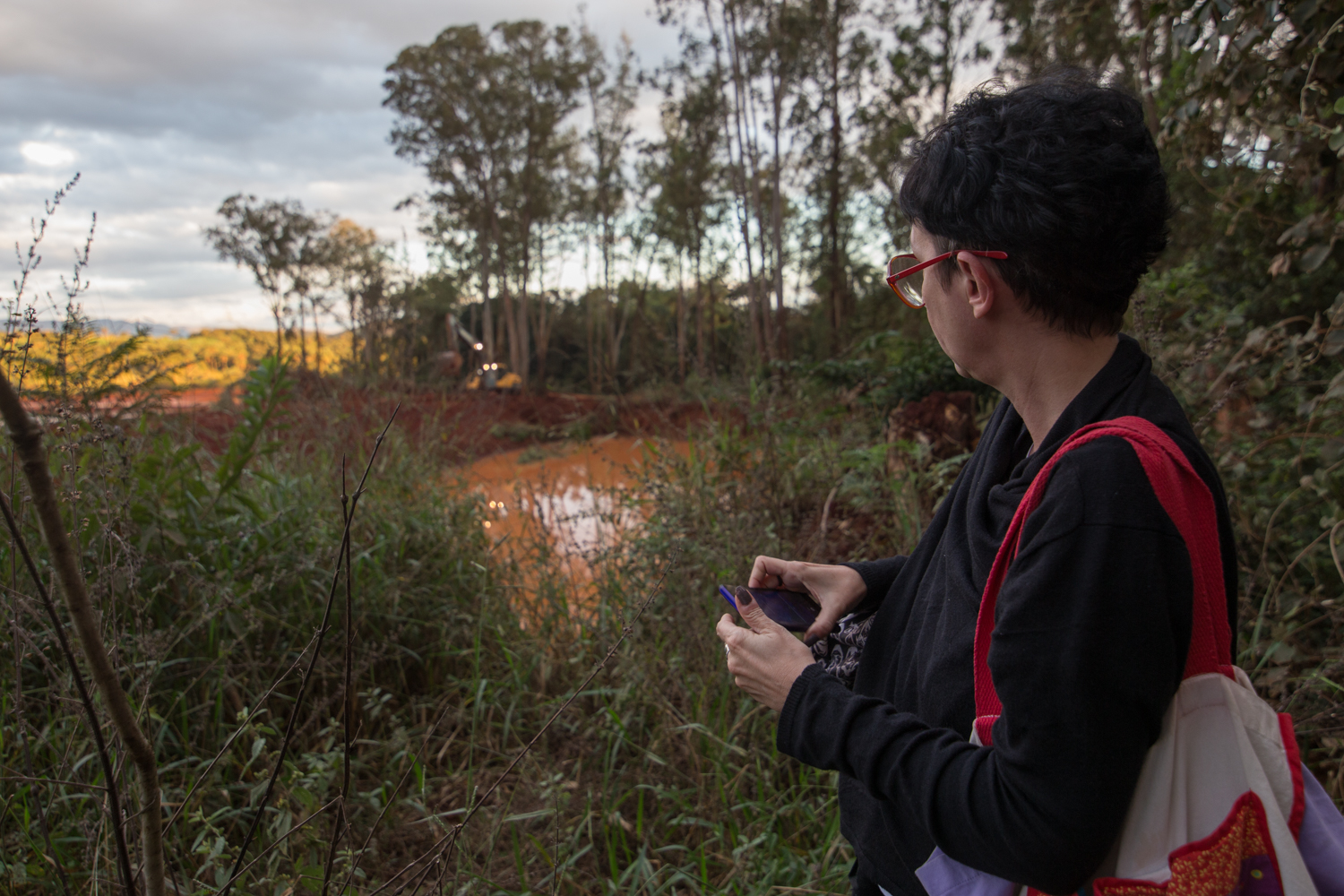 taciana observa rio em Brumadinho