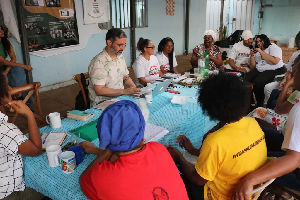 Assessor de projetos do Fundo Brasil, Alexandre Pachêco, em visita ao Grupo de Mulheres Negras Malungas